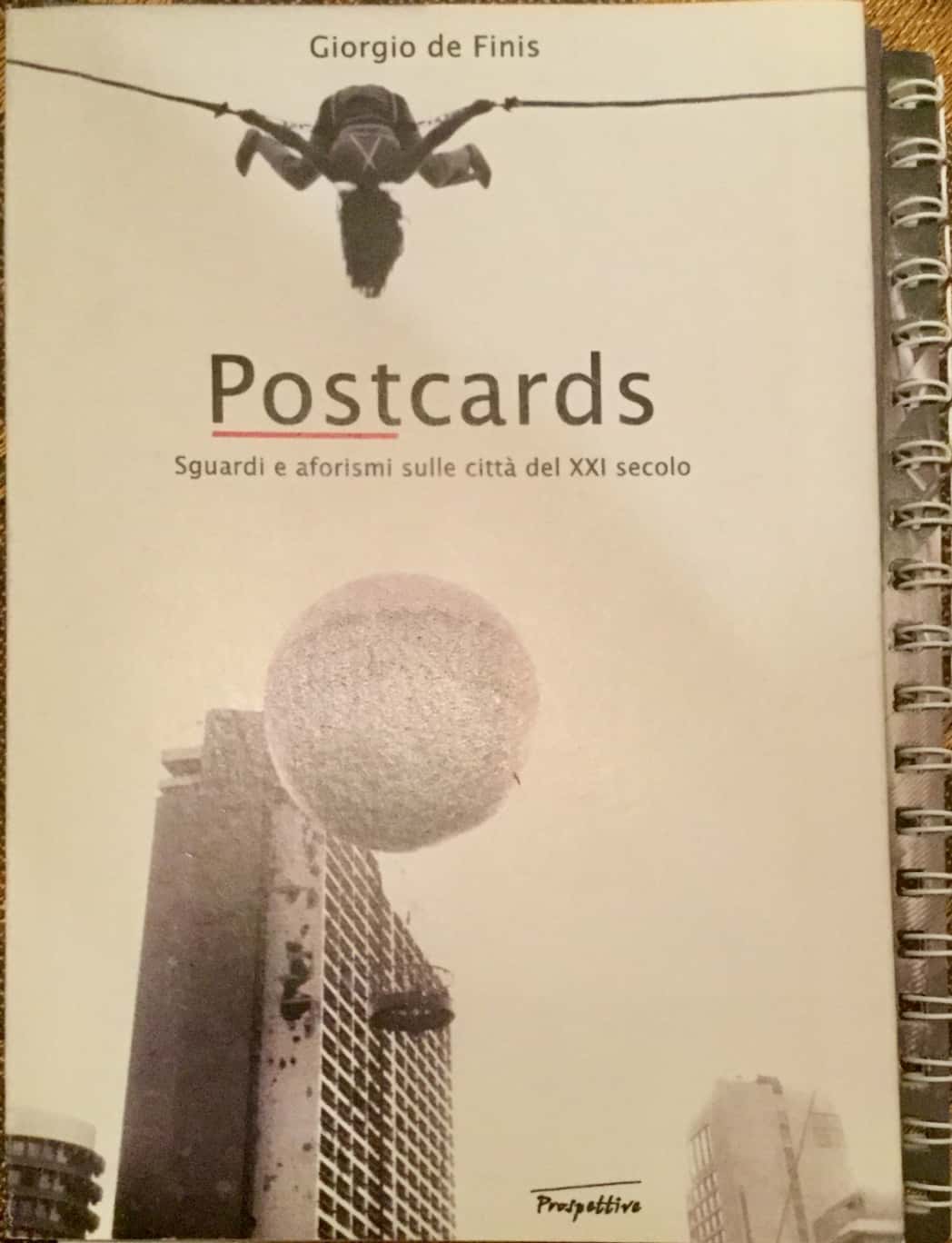 “Postcards: sguardi e aforismi sulle città del XXI secolo” al mercatino